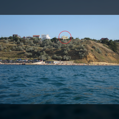 вид на гостевой дом с моря